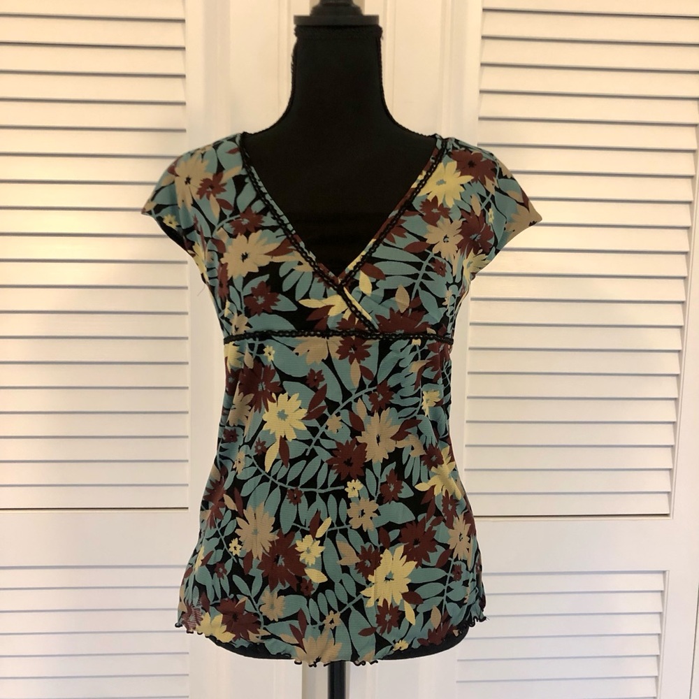 Floral Printed Lightweight Short Sleeve Riffled Edges Blouse